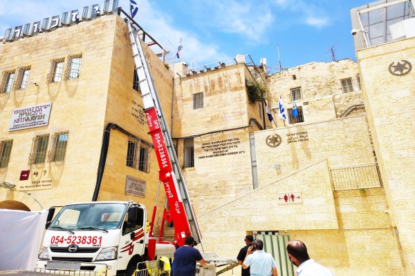 צוקרמן הובלות והרמות - עבודה עברית ואחריות